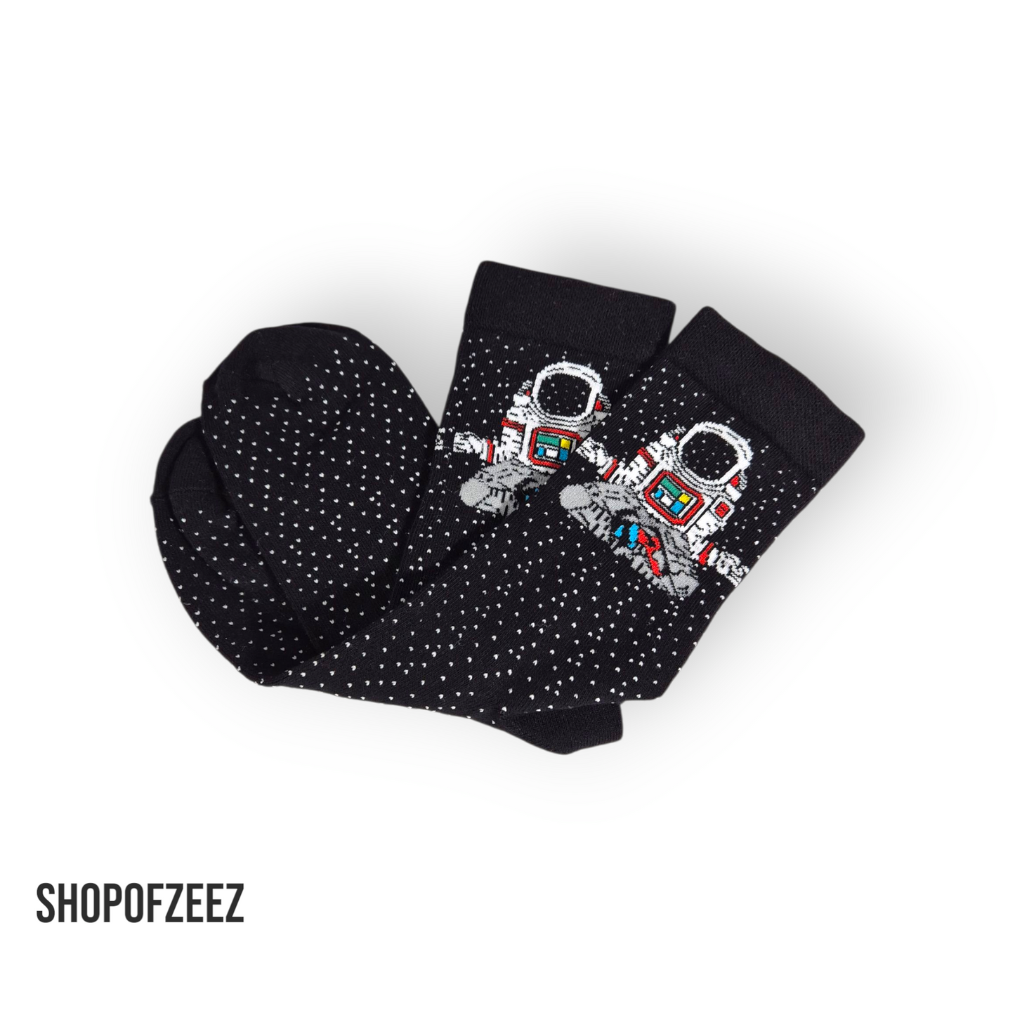 Meditierender Astronaut auf schwarzen Socken – Kosmischer Stil für deine Füße