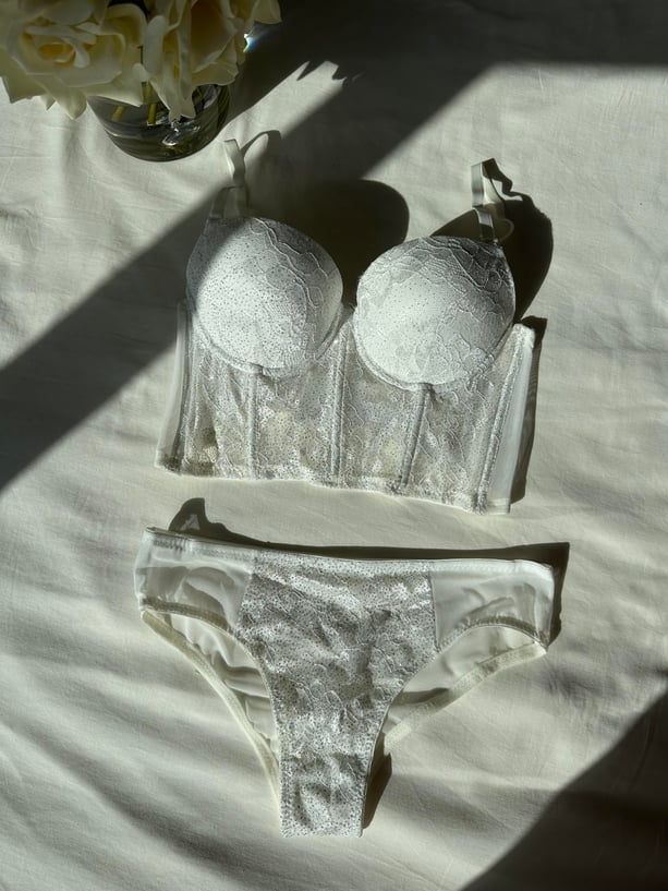Elegantes Spitzen Dessous Set – Bustier mit Bügel (B-Cup) & Transparenter Slip