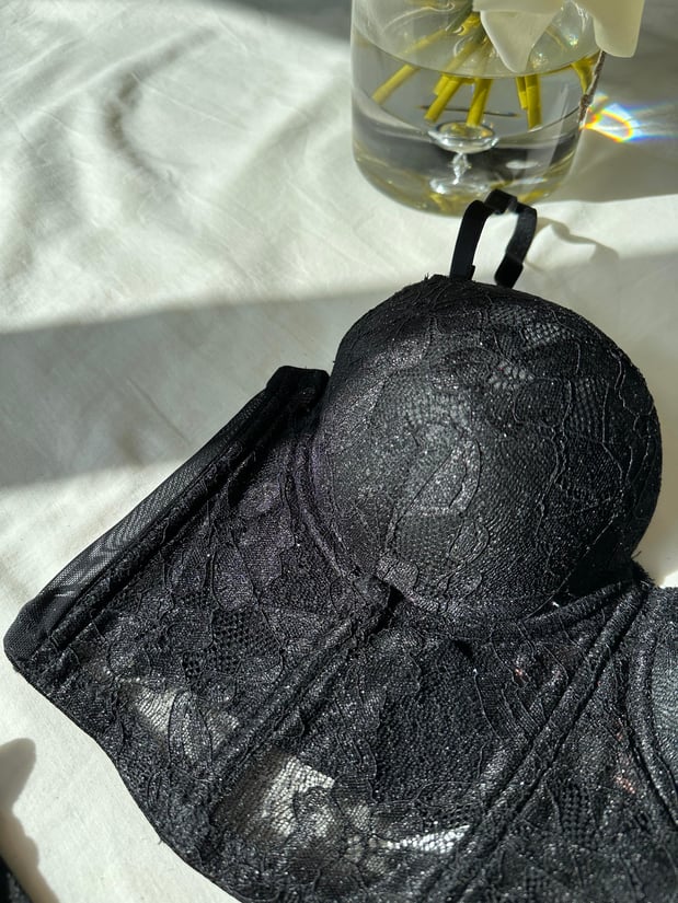 Elegantes Damen Dessous Set – Schwarzes Bustier mit Spitze & transparenter Slip