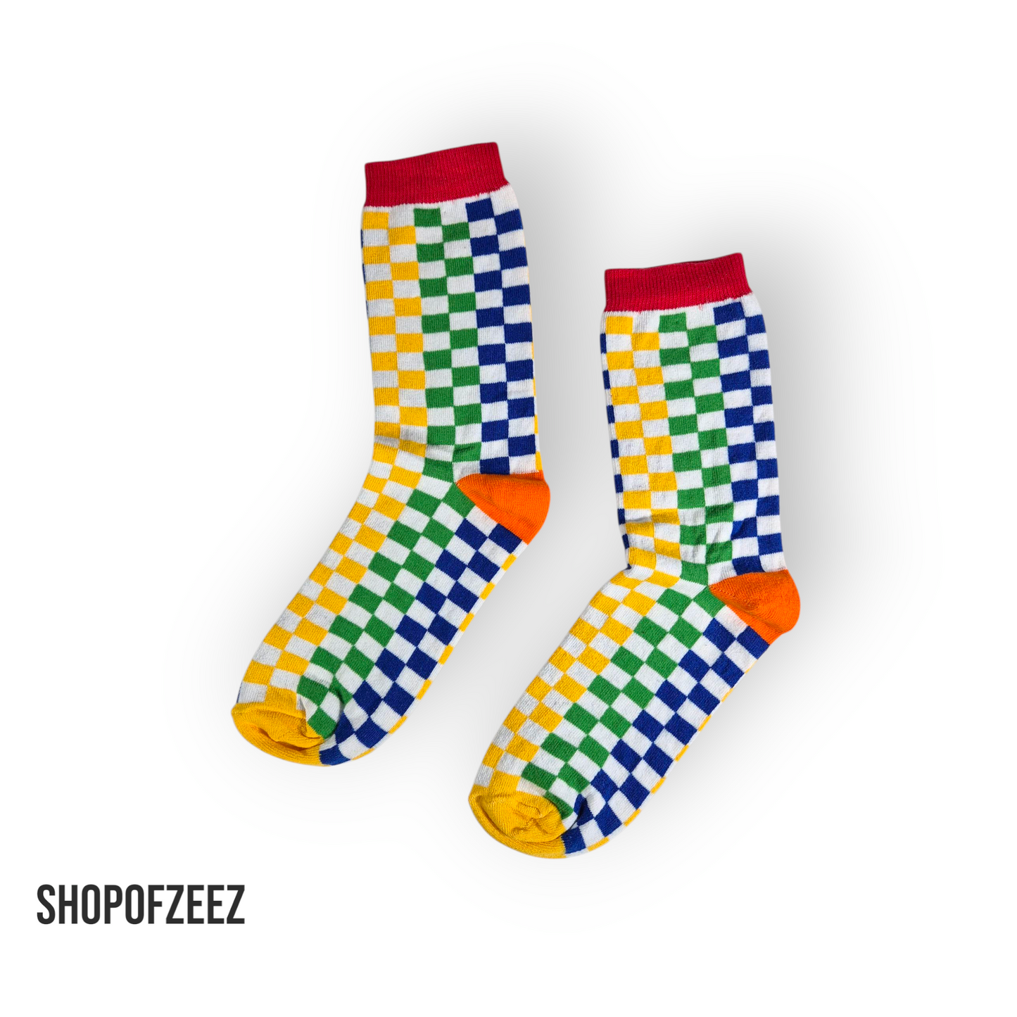 Regenbogenfarbene Socke mit kariertem Muster