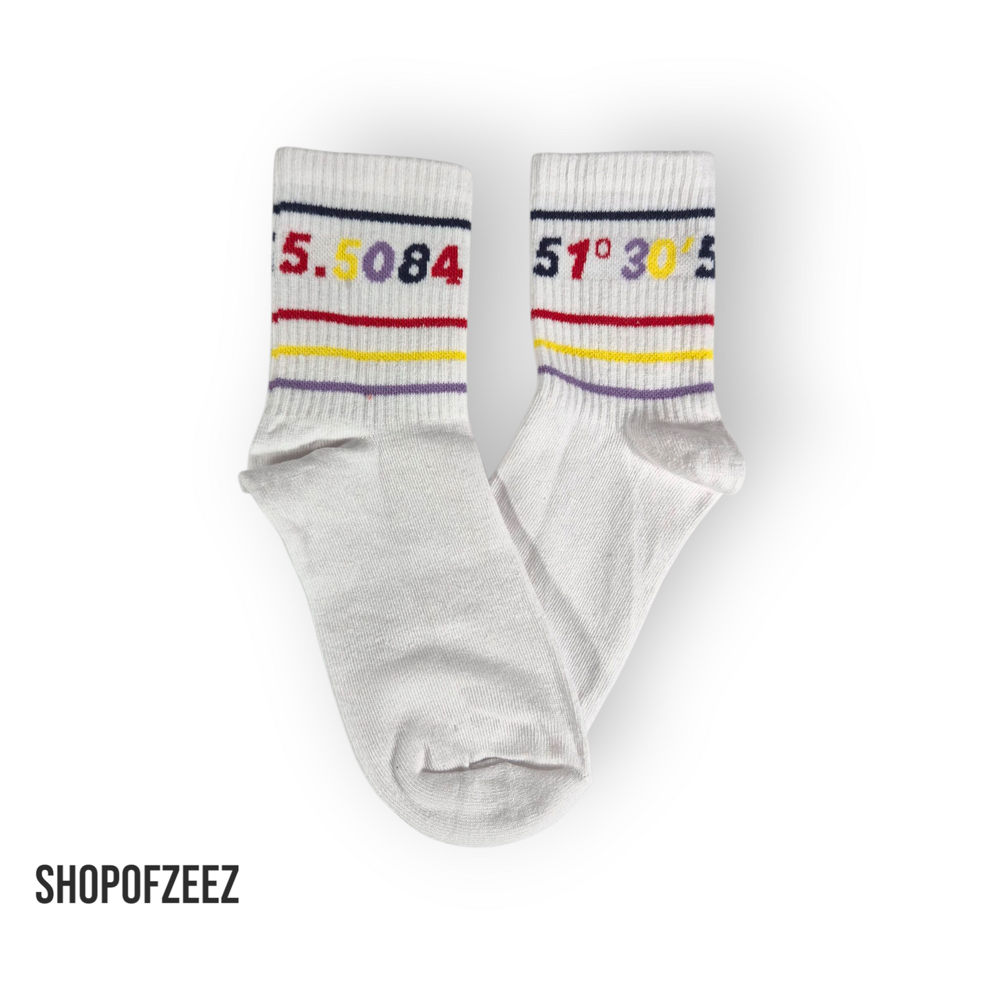 Klassische weiße Sportsocken mit den Koordinaten "51°30''