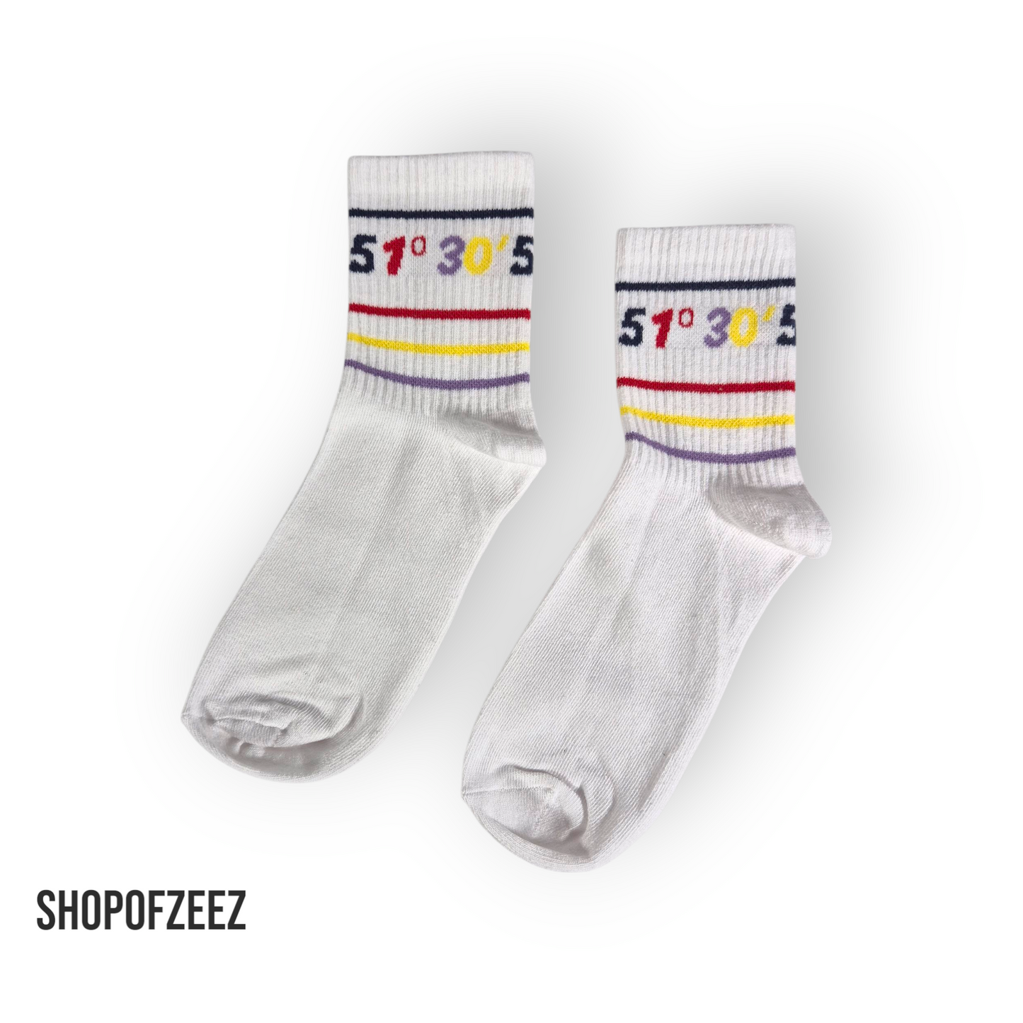 Klassische weiße Sportsocken mit den Koordinaten "51°30''