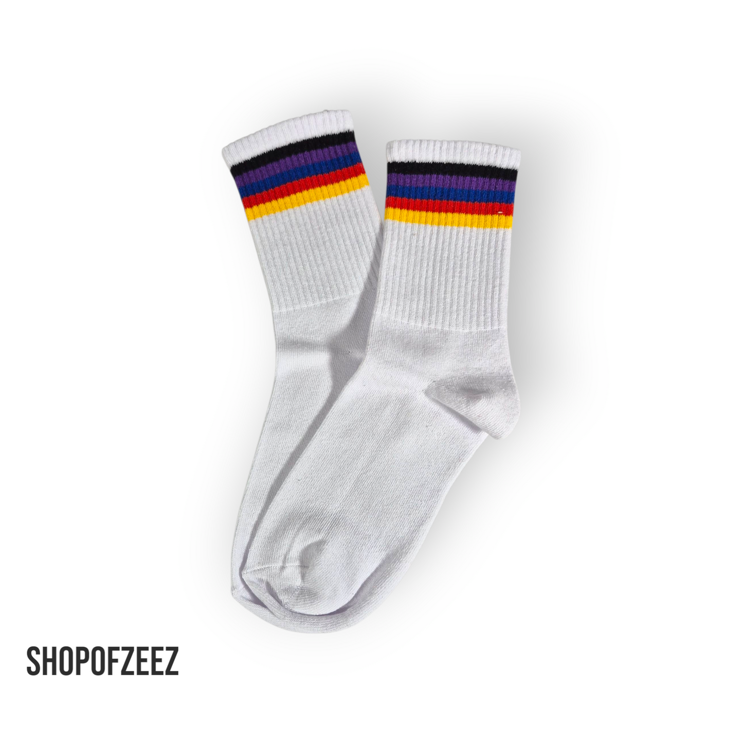 Weiß mit horizontalen Regenbogenstreifen am Bund