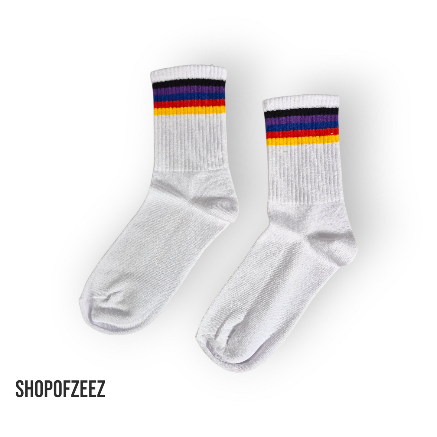 Weiß mit horizontalen Regenbogenstreifen am Bund