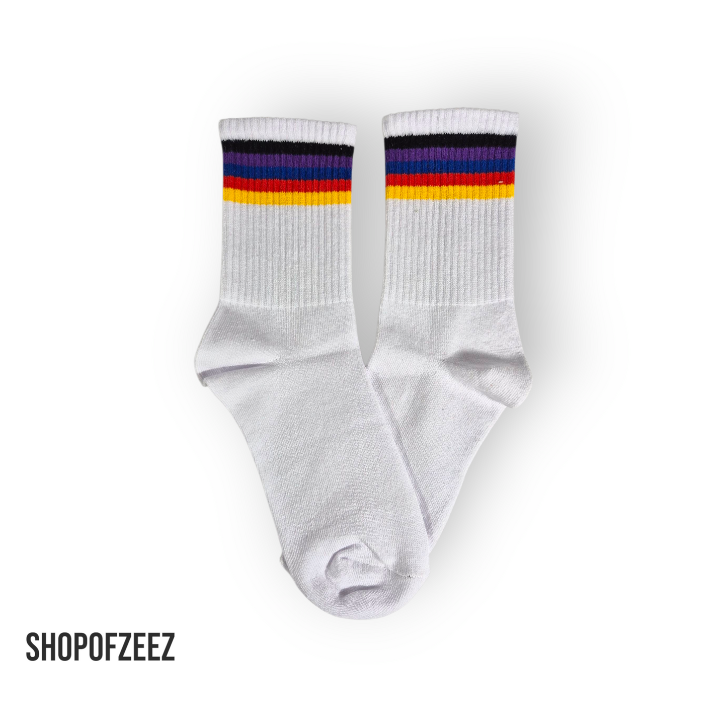 Weiß mit horizontalen Regenbogenstreifen am Bund