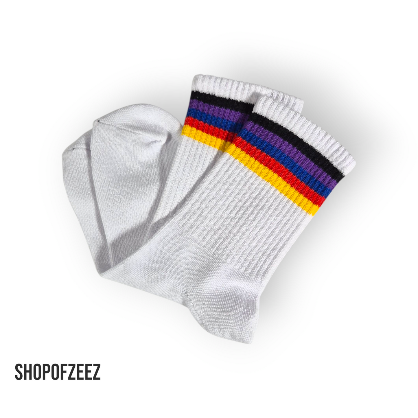 Weiß mit horizontalen Regenbogenstreifen am Bund