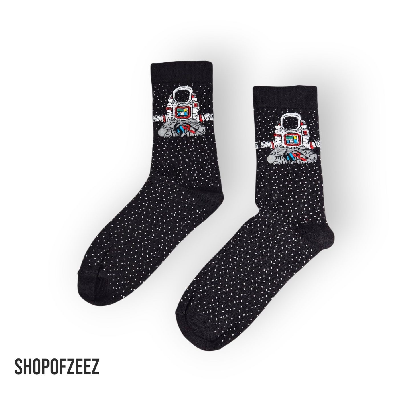 Meditierender Astronaut auf schwarzen Socken – Kosmischer Stil für deine Füße