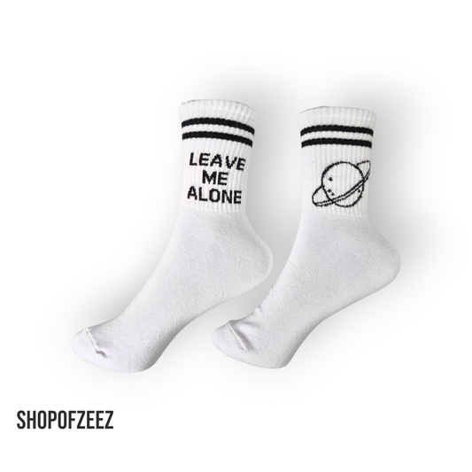 Planet Leave Me Alone Socken – Meditierender Space Look & Statement-Design