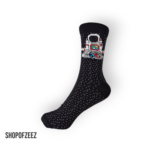 Meditierender Astronaut auf schwarzen Socken – Kosmischer Stil für deine Füße