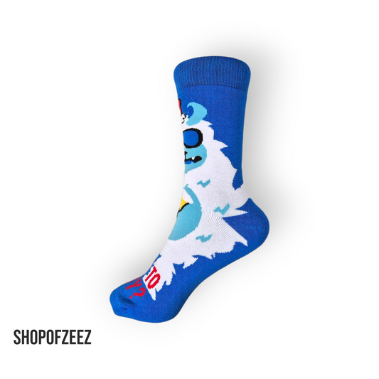 Blaue Weihnachtssocke mit Yeti-Motiv, Sonnenbrille und Drink,