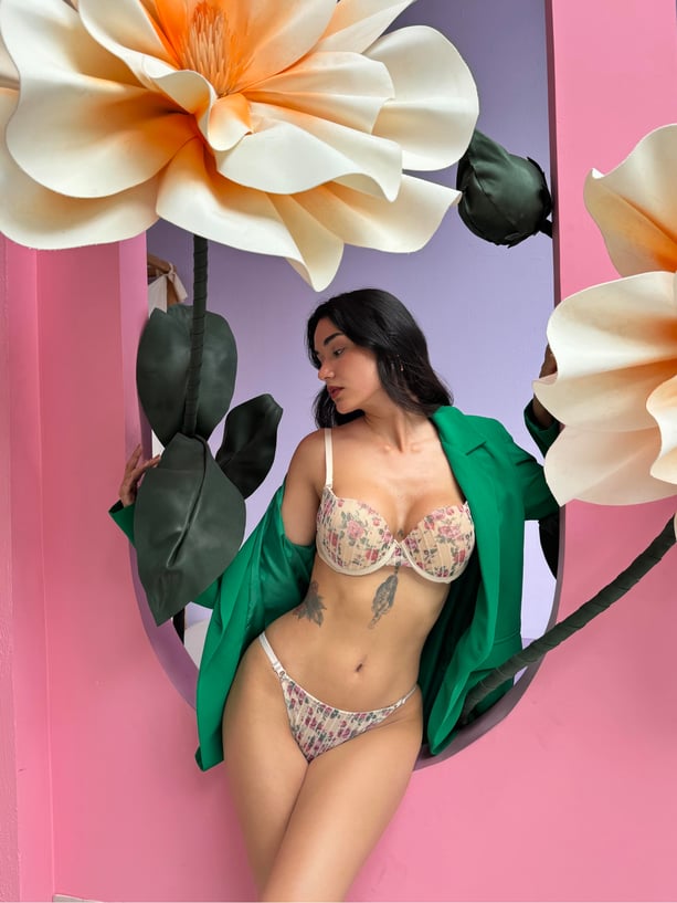 Romantisches BH und Slip Set mit zartem floralen Design in Creme und Rosa