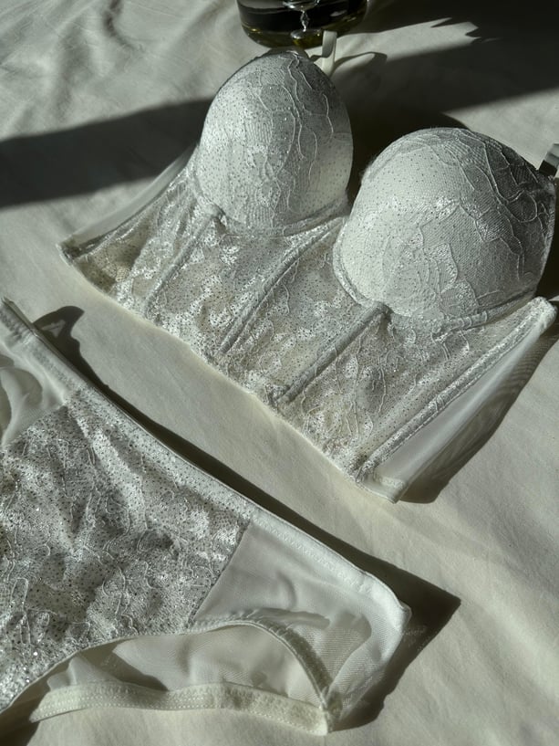 Elegantes Spitzen Dessous Set – Bustier mit Bügel (B-Cup) & Transparenter Slip