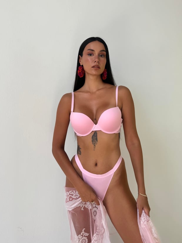 Natürlich, elegant und angenehm weich – dieses Bambus-Dessous-Set bietet dir ganztägigen Komfort und eine feminine Silhouette. Atmungsaktiv, antibakteriell und ideal für empfindliche Haut.