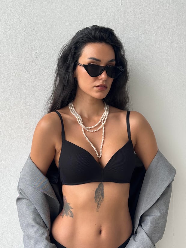 Model trägt BH Slip Set Alltag Look