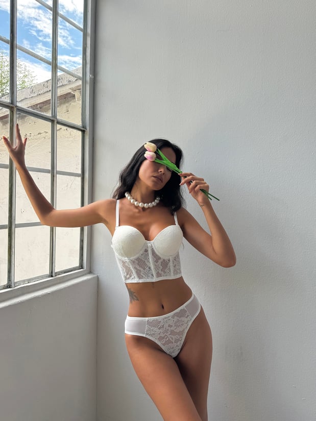 Elegantes weißes Spitzen-Bustier mit B-Cup und Korsett-Look