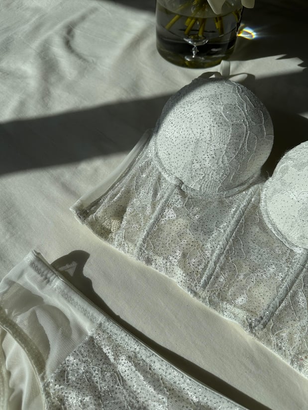 Transparenter romantischer Spitzenslip passend zum Bustier